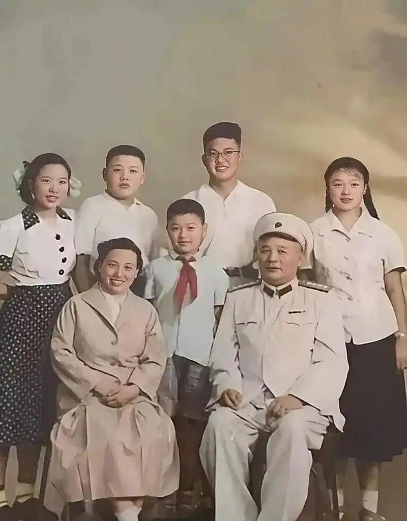 很多人不知道的是,徐海东大将一共有五个子女,其中三个儿子两个女儿