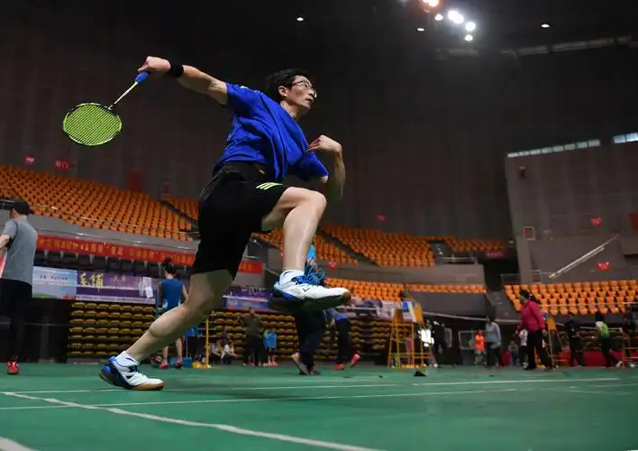 安徽巢湖:300名羽毛球爱好者"大比武"