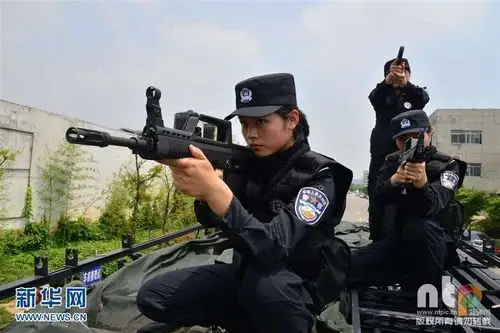 实拍特警训练现场 女警花举枪尽显飒爽英姿