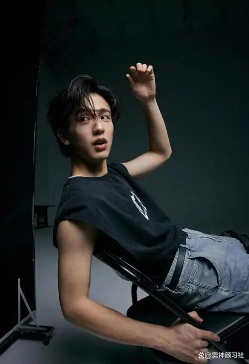 有肌肉,有颜值的男生该怎么穿?请看一下张凌赫!