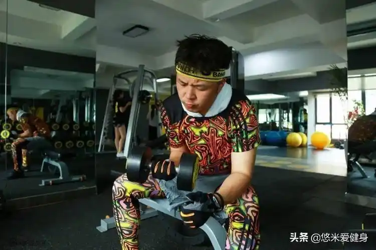 杜海涛官宣结婚,18岁获得比赛冠军,坚持健身从胖子变身潮流型男_训练