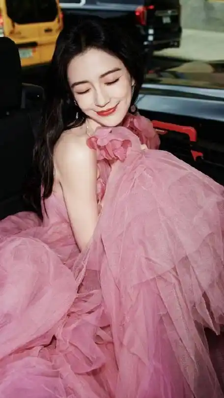 angelababy粉色花朵纱裙