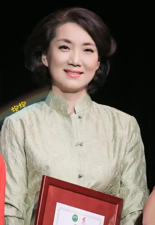 央视国脸李修平现身活动57岁只化淡妆仍优雅玉手镯彰显贵气