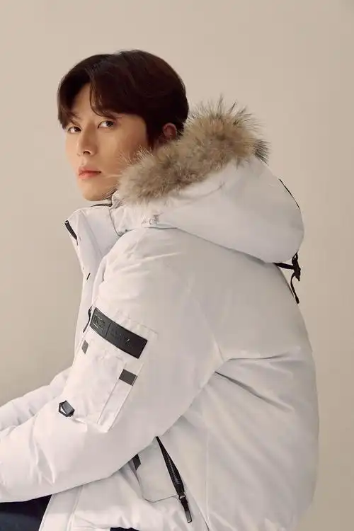 朴叙俊拍秋冬宣传写真户外运动风格活力足