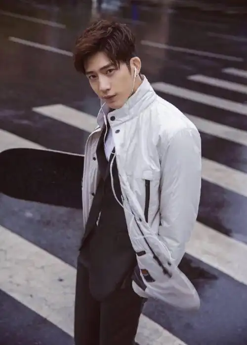 生母不要, 父亲不理, 如今他二十几岁票房竟达20多亿!