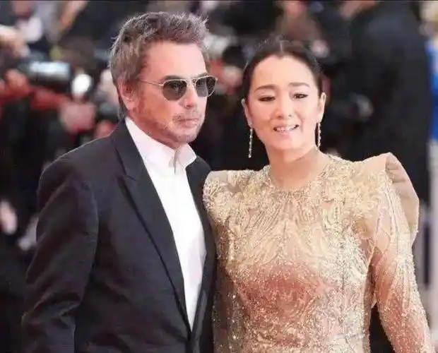 巩俐又牛了!陪75岁老公出席中法晚宴,已经走上另一条大道