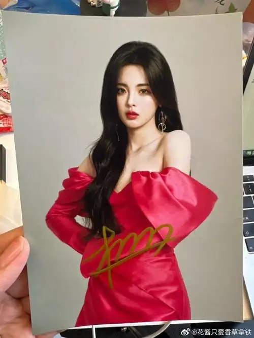 星元没你不行#连续三天给ksg星元投票就有机会获得:  杨超越签名照*1