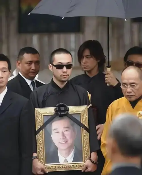 2007年,台湾男星陈楚河参加父亲的葬礼的照片!|黑帮|竹联帮_网易订阅