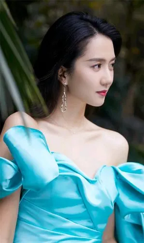 许龄月精美壁纸:清丽脱俗,举止优雅!