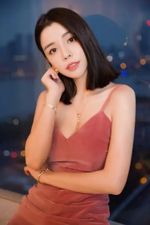 李毓芬穿onepiece长裙美翻了首次短发亮相时尚感开挂