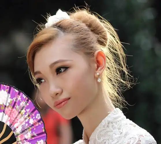 1,先把上面的头像素材保存到本机,打开ps软件,再打开保存的素材.