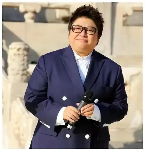 53岁韩红男友终于现身两人38年前相爱如今差距一目了然