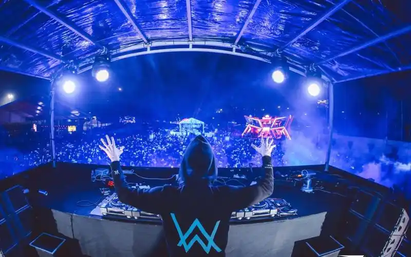 全球最年轻的电音天才之一,全靠自学,却创造了无数冠军单曲