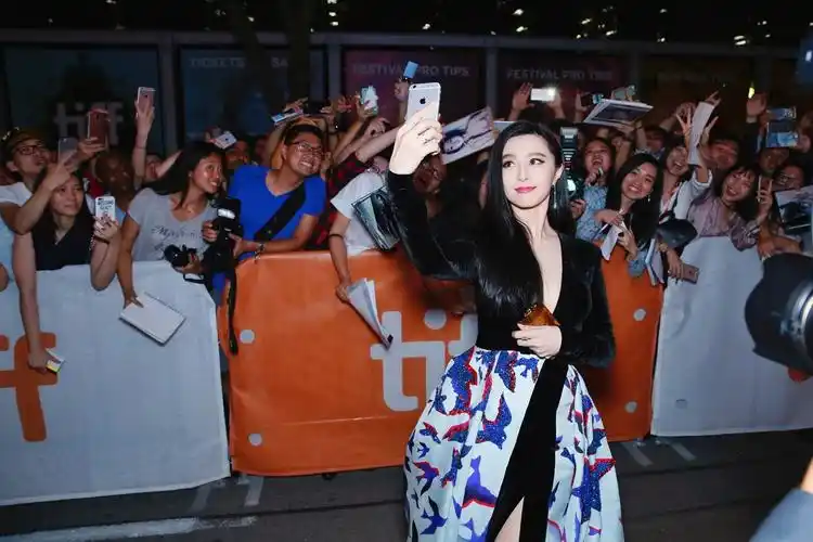 范冰冰着短裙秀白嫩美腿_手机网易网