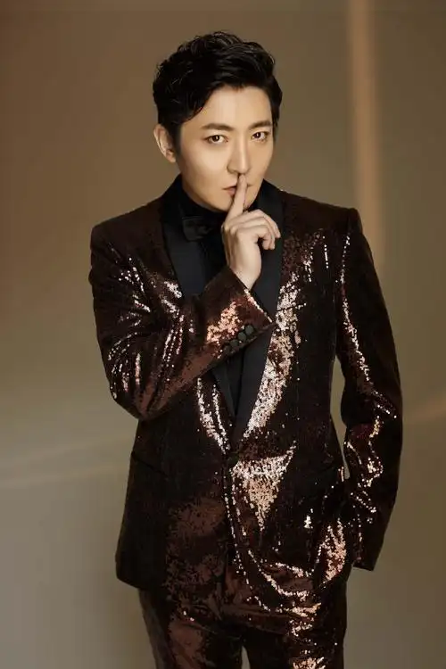 郭京飞红色亮片毛衣帅气图片24