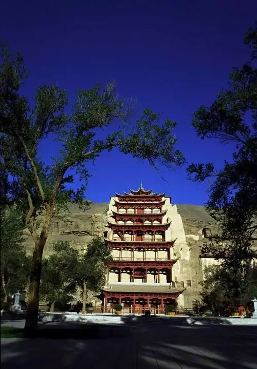 《莫高窟外景 -九层楼》 李成