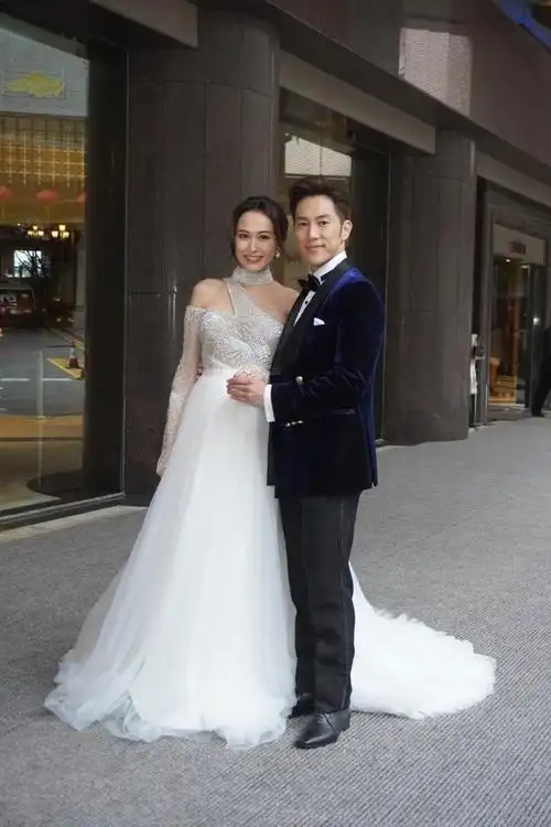 组图:汤怡麦秋成婚礼现场照释出 两人穿婚纱西装养眼登对