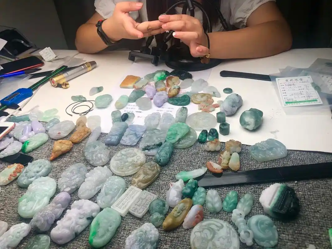宣妮珠宝# 肉嘟嘟可爱的小手直播中,喜欢翡翠的快来瞧瞧#翡翠
