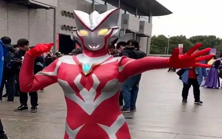 原创泰迦奥特曼的母亲是谁?网上给出她的形象,感觉泰罗真有眼光!