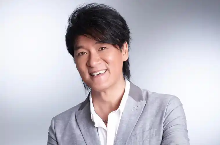 祖籍广东省汕头市潮南区,华语流行乐男歌手,音乐人,演员,毕业于 a