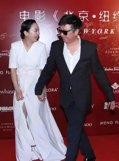 黄绮珊夫妇合体穿白裙知性高雅牙龈笑却拉跨丈夫大佬范十足