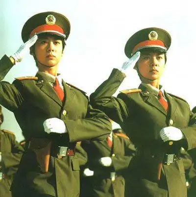 资料图:国庆50周年国庆阅兵仪式上的女卫生兵方队,领队的是一对