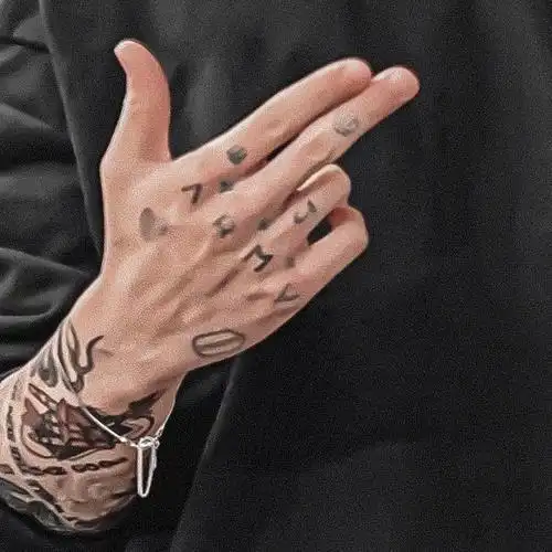 田柾国#  蛇形纹身是煮锅身体上的性感符号