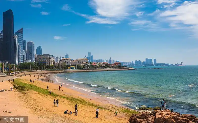 山东青岛,海滨风景区内有天然滨海,沙滩,礁岩等自然景观,还有各式欧陆