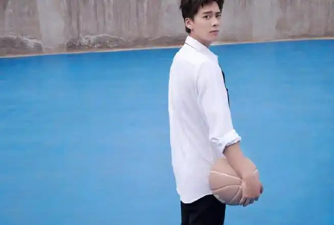 李易峰生日写真,身穿prada白衬衫手拿篮球的运动少年,简单帅气,生日