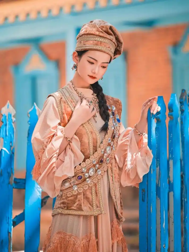 40塔塔尔族|伊宁县1805年塔塔尔传统服饰 96塔塔尔族简介: 塔塔尔族