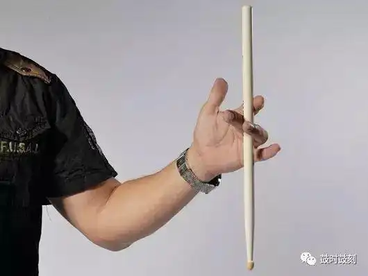第三步:利用食指和中指错开的力量和鼓棒头部的重力让鼓棒旋转下去