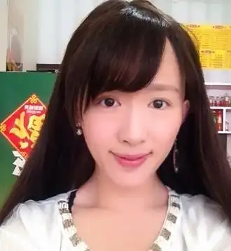 光头美女安然网络走红 百变假发清纯似萝莉