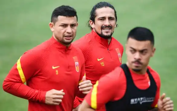 国足再传喜讯!下期集训有望招入5位归化球员,攻击力跻身亚洲一流_阿兰