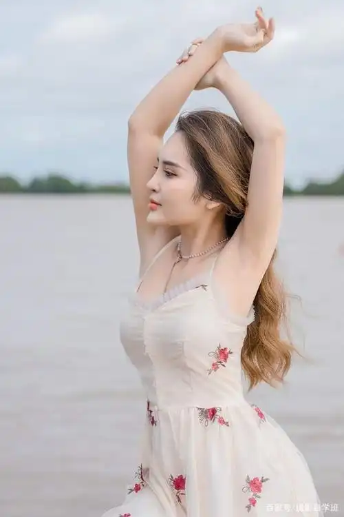 12个户外拍摄姿势展现女人的自信大方引领潮流