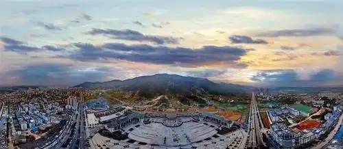 黎平全景站在桥上,这头是革命老区人民绽放出新时代光芒的红色基因,那