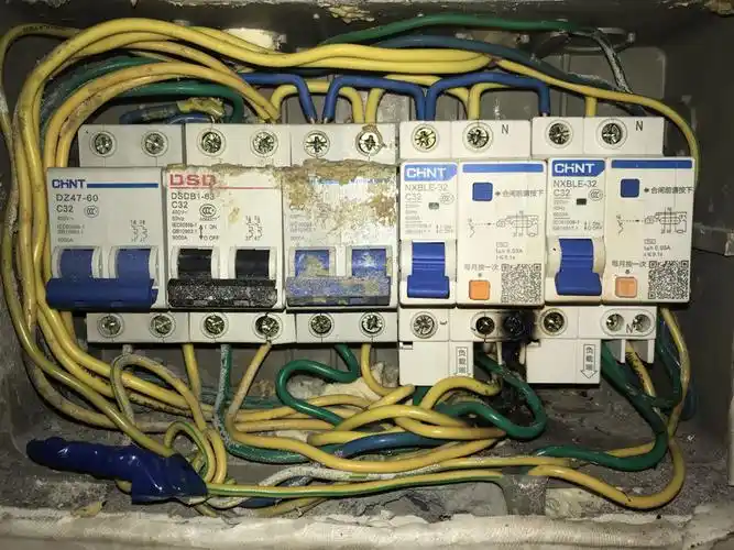 电闸怎么自己就着烧了