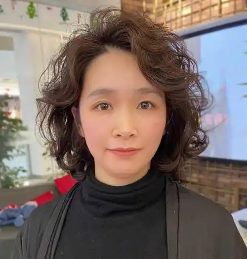 50岁女人脸上有这3个"特征"她的卷发建议不要烫,容易显老又显粗_头发