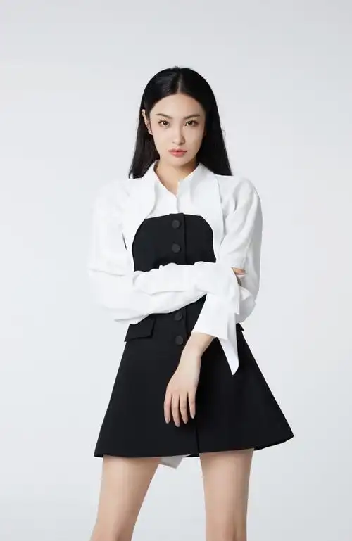 王可如黑白写真灵动俏皮黑长直温柔可人