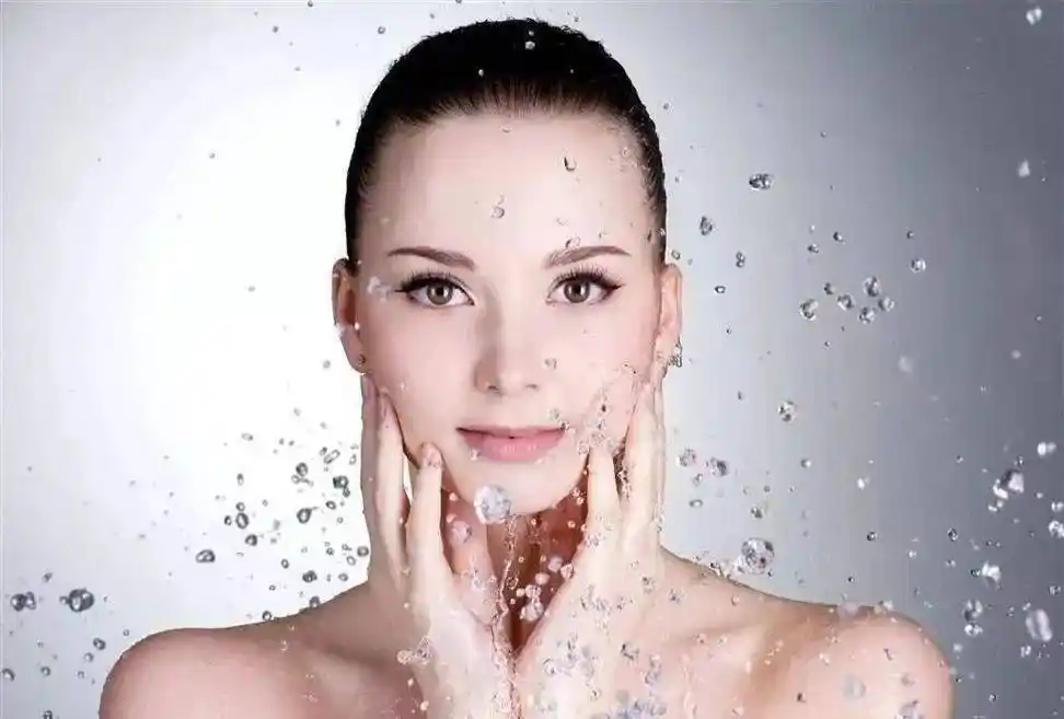 深度清洁毛孔,清理面部毒素,让面部回归洁净状态,给皮肤减负,拥有漂亮