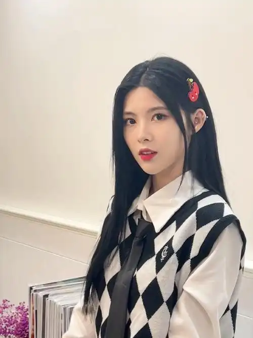 snh48田姝丽拍摄校园风写真好可爱