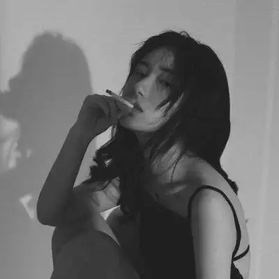 微信头像慵懒偏冷淡风 高清偏丧的慵懒风颓废女生头像图片