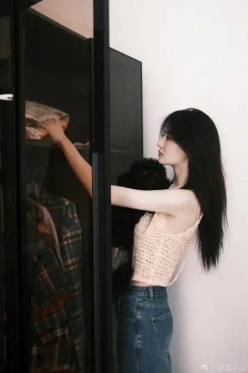 徐璐衣帽间随拍##徐璐锁骨