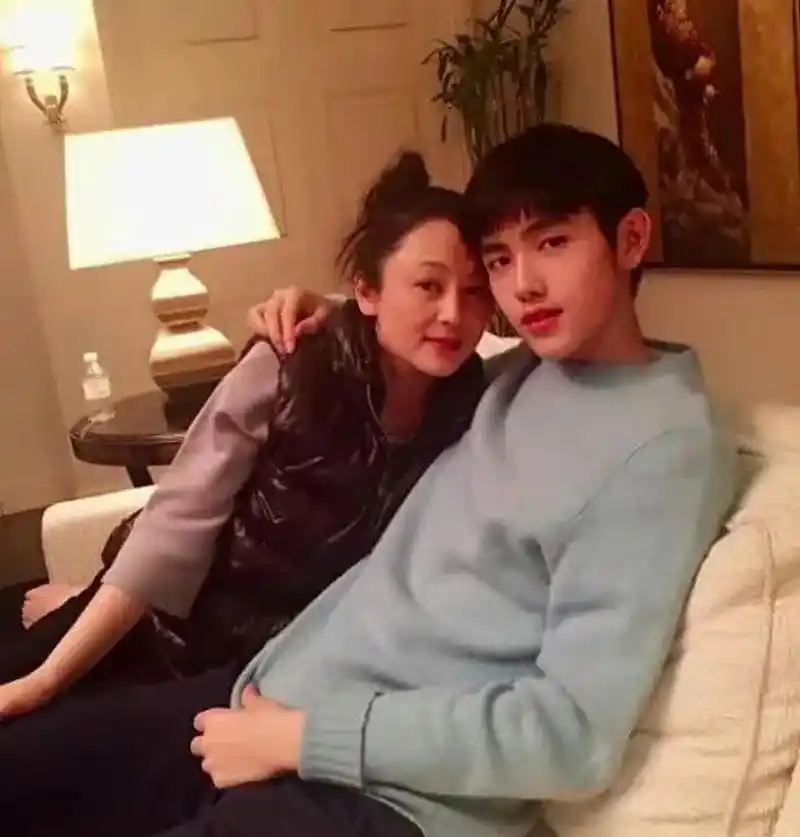 陈飞宇小时候和陈红的合照