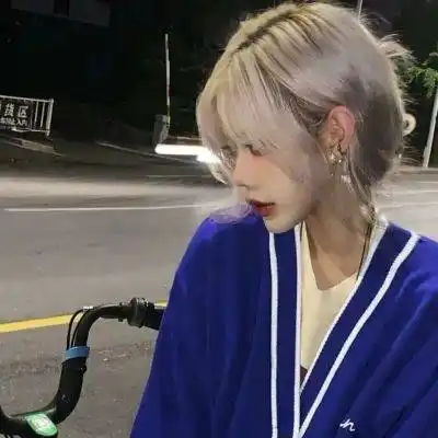 冷酷女生头像虽然有点酷但姐姐超甜的