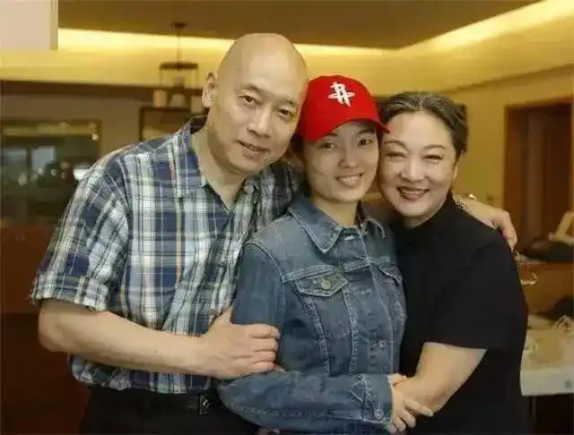 除了上面五部鬼片之外,岳华还客串参演了一部《降头》,她的老婆恬妮和