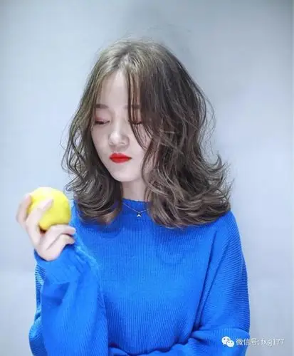 要想显脸小,发型就选"鱼尾卷"