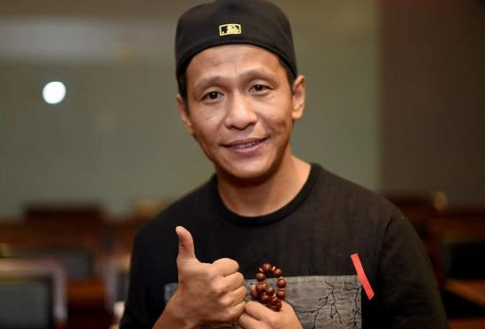 宋小宝自曝年轻时帅过蔡徐坤本以为开玩笑看到18岁旧照信了