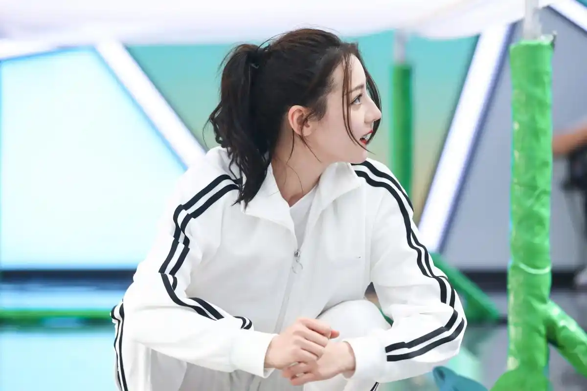 迪丽热巴《快乐大本营》造型,红色一字肩连衣裙白色运动服造型,两套