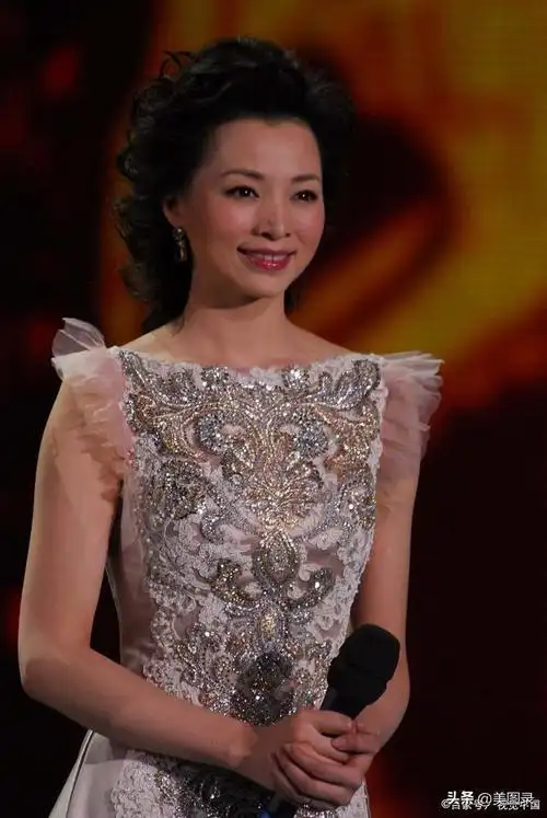 少女风董卿太罕见!针织衫配波点裙嫩成大学生,比周涛年轻多了!