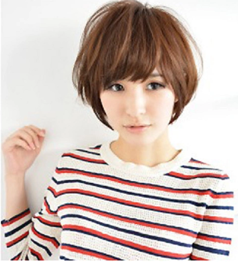 斜分的刘海打薄,搭配上碎发的层次发造型将整体制造出简约清新的感觉.